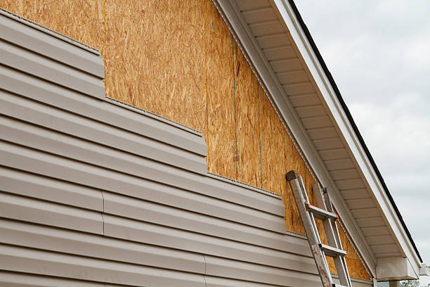 Professional Emergency Siding Repair technician working in Mount Vernon, MD
